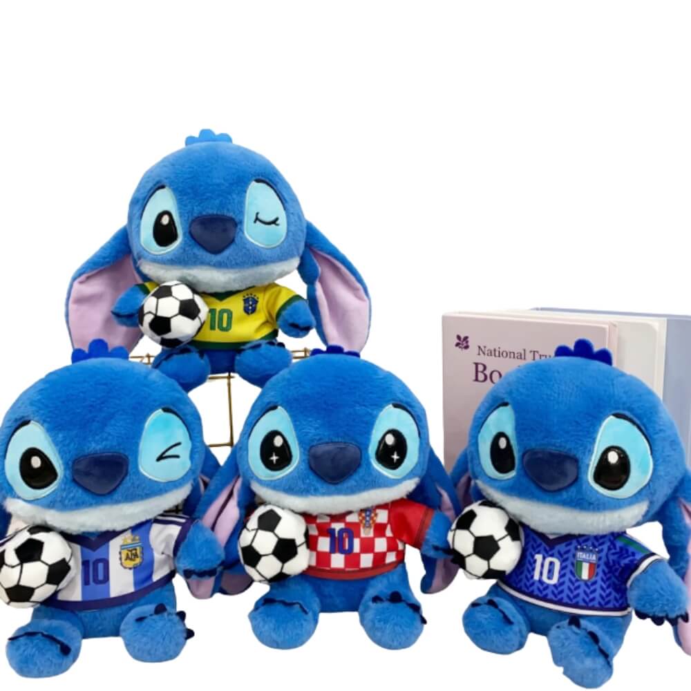 Jucarie de Plus Stitch Fotbalist 30 cm, Editie Speciala Campionatul Mondial, cu Minge si Tricou Nationala (Argentina, Brazilia, Italia, Croatia)