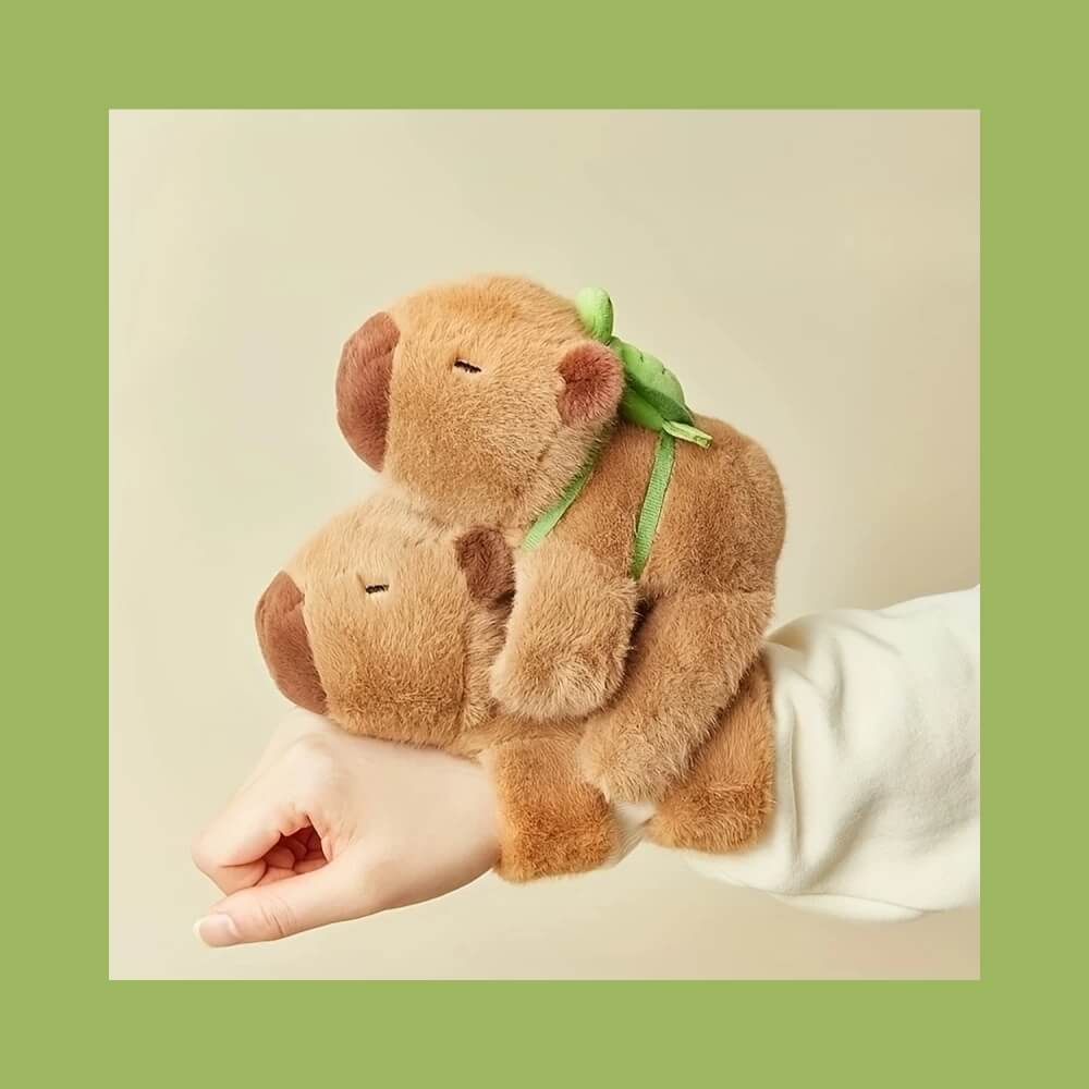 Jucarie de plus Capibara cu rucsac detasabil testoasa, tip bratara, 15 cm, Maro/Verde
