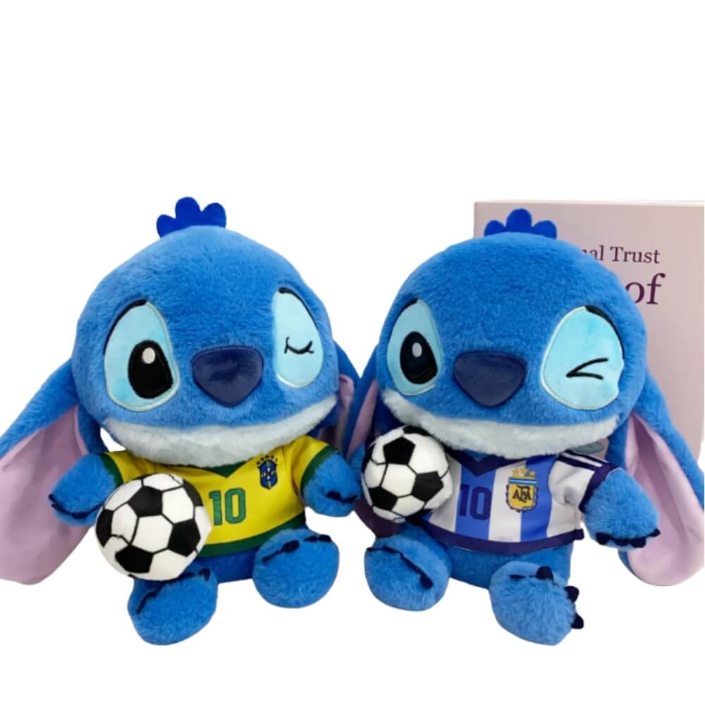 Jucarie de Plus Stitch Fotbalist 30 cm, Editie Speciala Campionatul Mondial, cu Minge si Tricou Nationala (Argentina, Brazilia, Italia, Croatia)