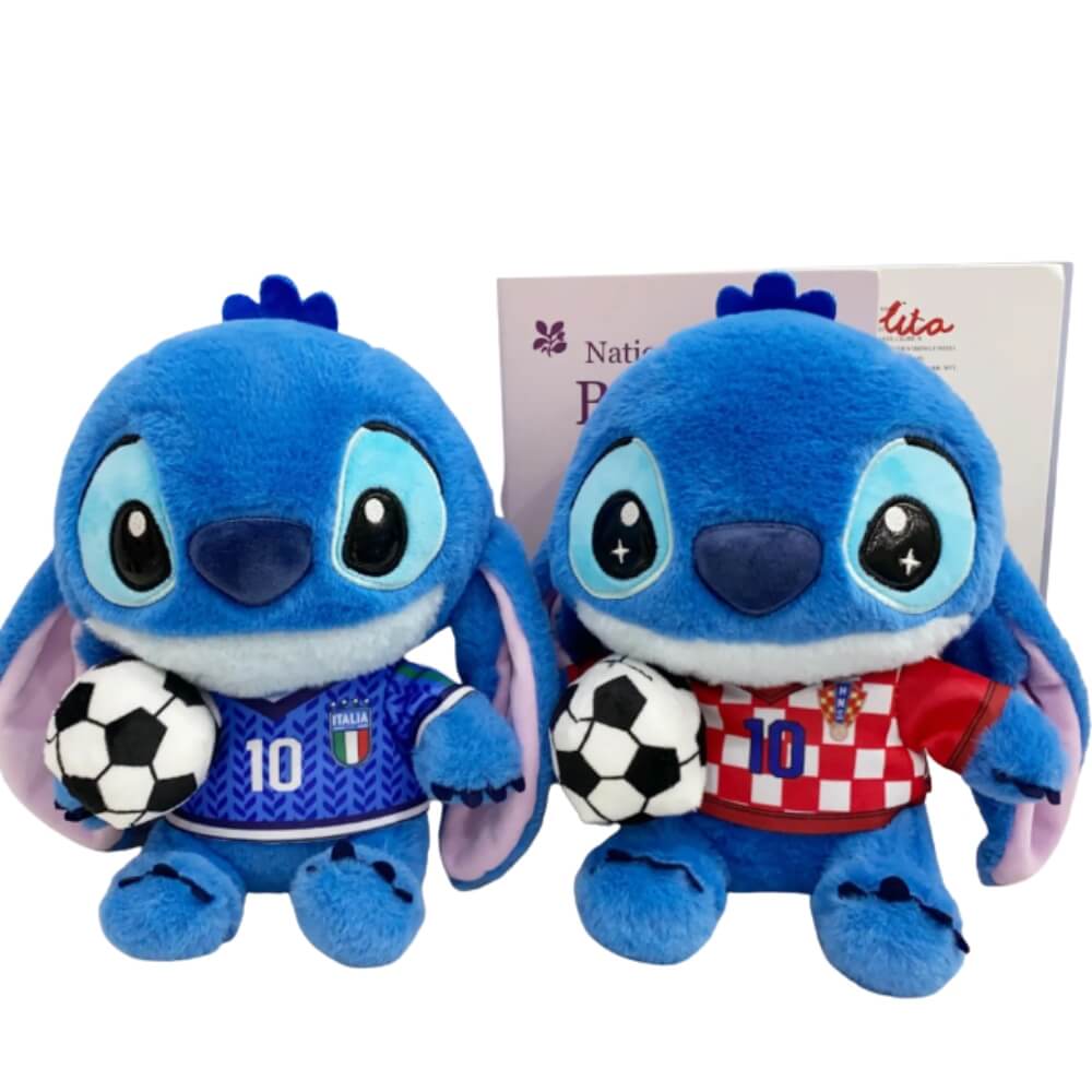 Jucarie de Plus Stitch Fotbalist 30 cm, Editie Speciala Campionatul Mondial, cu Minge si Tricou Nationala (Argentina, Brazilia, Italia, Croatia)