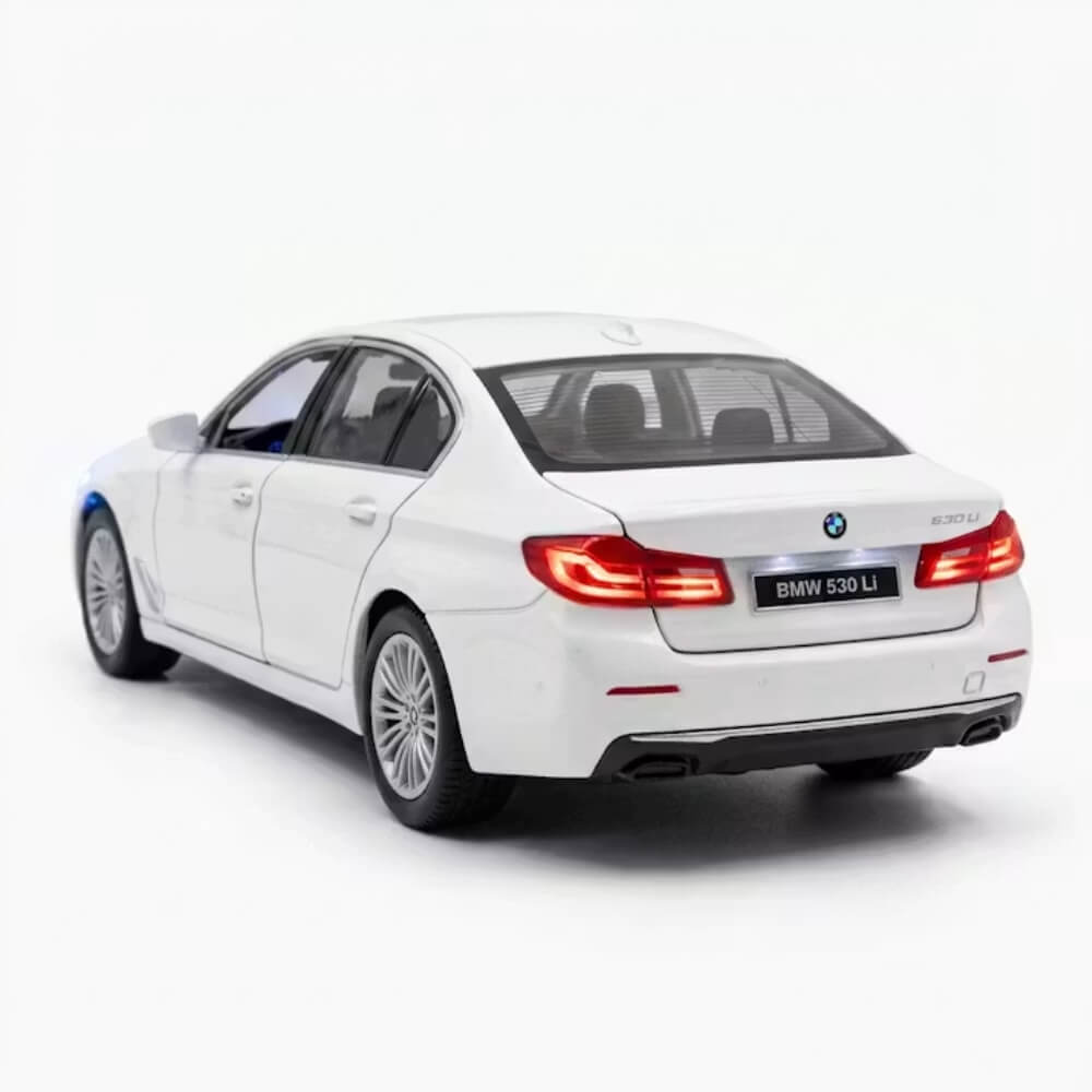 Masina Metalica BMW 530Li, Scara 1:24, Usi si Portbagaj Mobile, Lumini Xenon, Cadou Baiat, Negru
