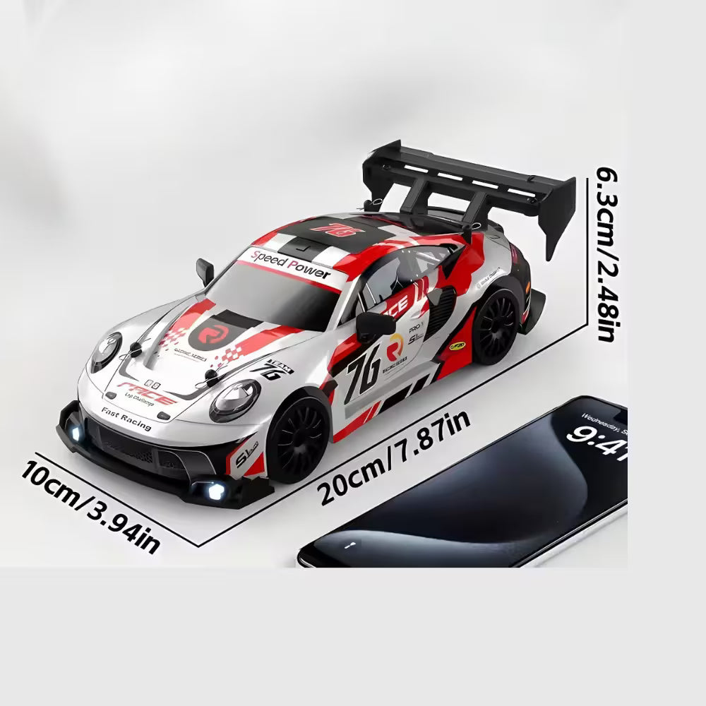 Masinuta cu Telecomanda, RC Drift Car, 1:24, 2.4GHz, Tractiune Integrala, 2 Seturi Anvelope (Speed & Drift), Obstacole Incluse, Baterie Reincarcabila, Alb