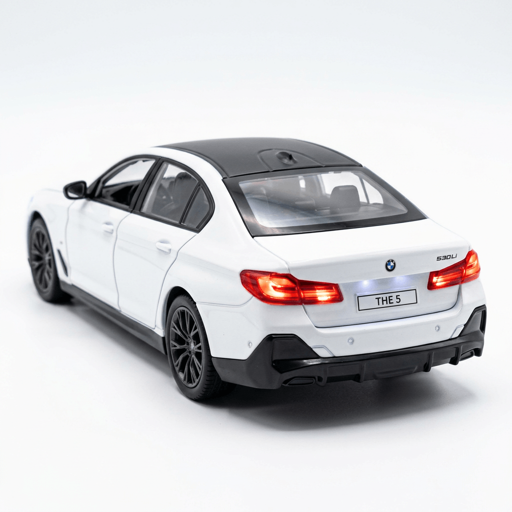 Masinuta Metalica BMW Seria 5 530 2026, Scara 1:24, Usi/Capota Mobile, Lumini Xenon, Sunete Claxon, Cadou Baiat, Alb