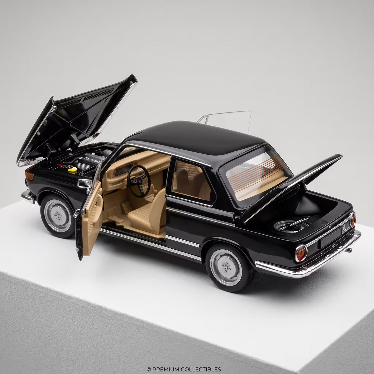 Masina Metalica BMW E10 2002 Retro, Scara 1:24, Usi si Portbagaj Mobile, Lumini, Negru