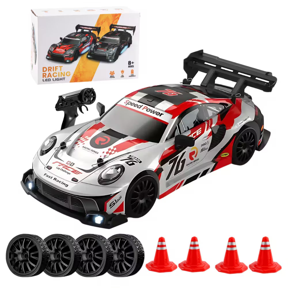 Masinuta cu Telecomanda, RC Drift Car, 1:24, 2.4GHz, Tractiune Integrala, 2 Seturi Anvelope (Speed & Drift), Obstacole Incluse, Baterie Reincarcabila, Alb
