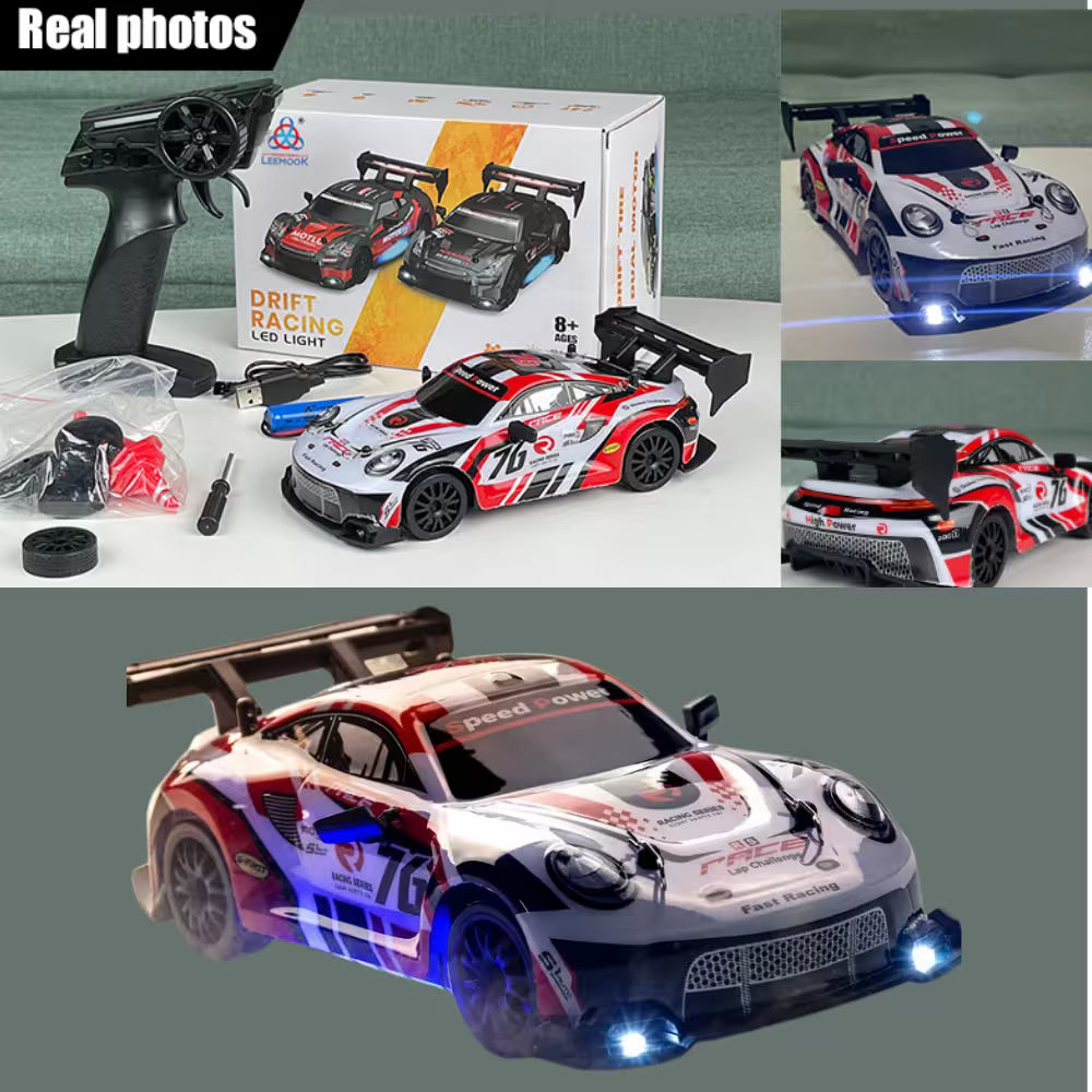 Masinuta cu Telecomanda, RC Drift Car, 1:24, 2.4GHz, Tractiune Integrala, 2 Seturi Anvelope (Speed & Drift), Obstacole Incluse, Baterie Reincarcabila, Alb